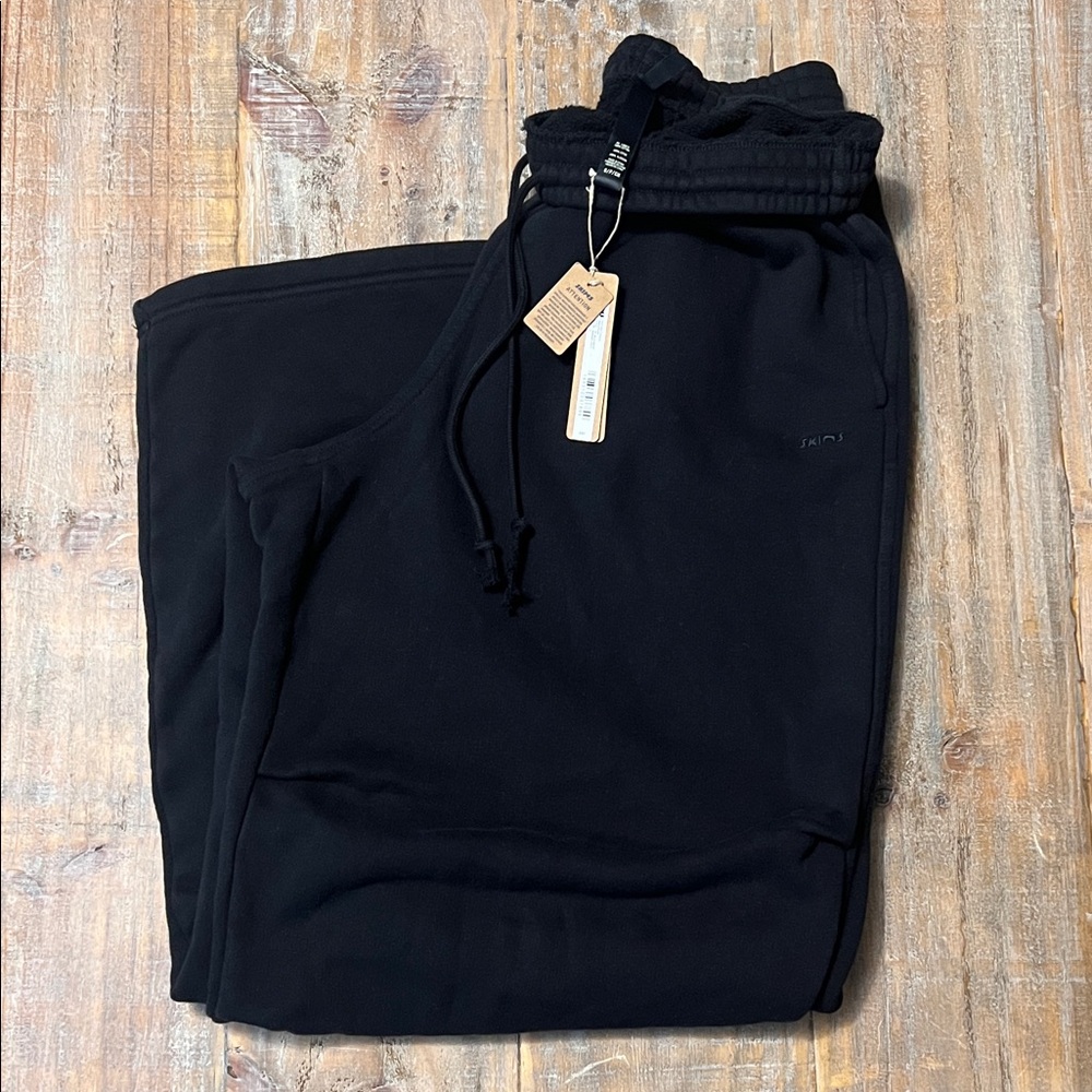 SKIMS Onyx Black Wide Leg Fleece Pants - Picture 4 of 9